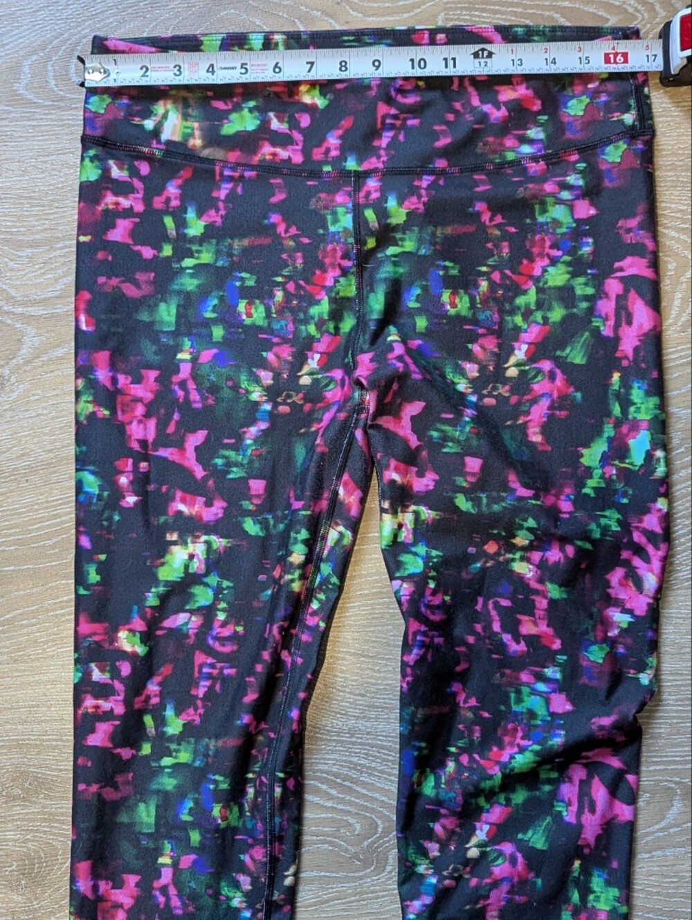 Fabletics Salar Women's High-Waist Multicolor Printed Cropped Capri Leggings - Picture 6 of 9